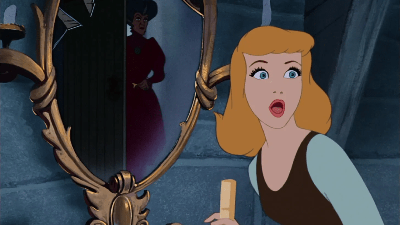 Cena do filme Cinderella (1950), com a personagem chocado olhando o reflexo de sua madrasta má pelo espelho