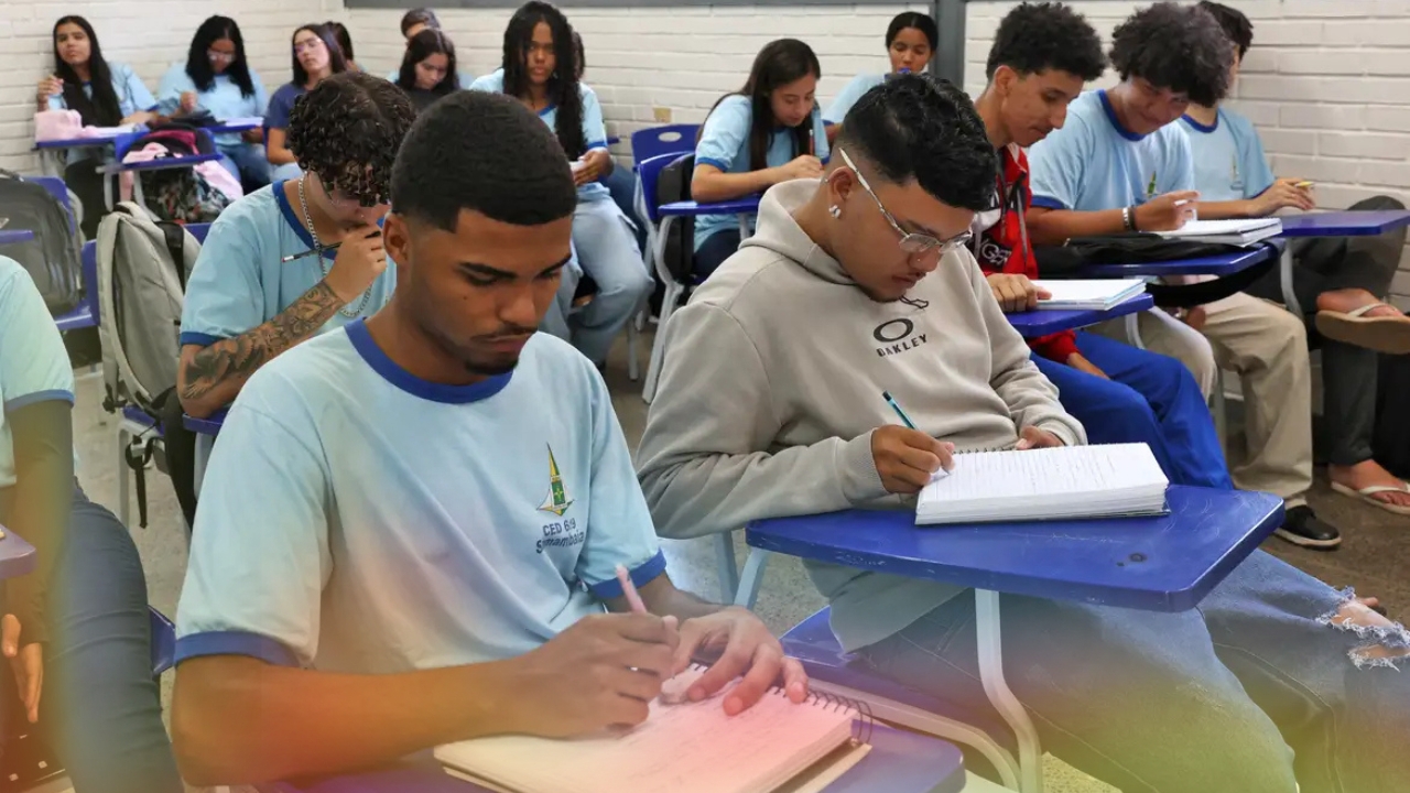 Estudantes do ensino médio em uma sala de aula de escola pública