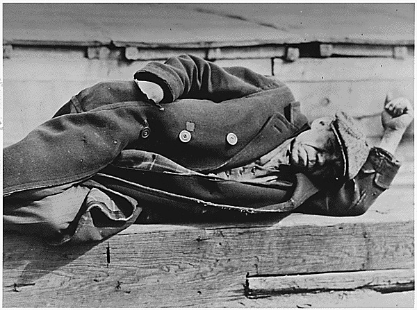 ezgif-294bf0889751d5 Homem dorme em píer de Nova York usando roupas para se esquentar