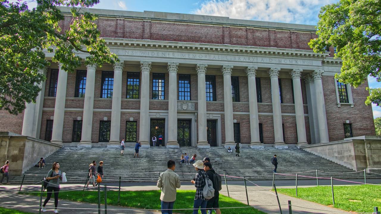 Fachada da biblioteca Harry Elkins Widener, na Universidade de Harvard, EUA