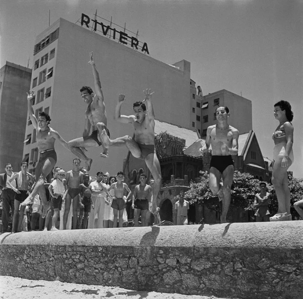 brasil anos 40 Rapazes se divertem na praia de Copacabana, em 1946