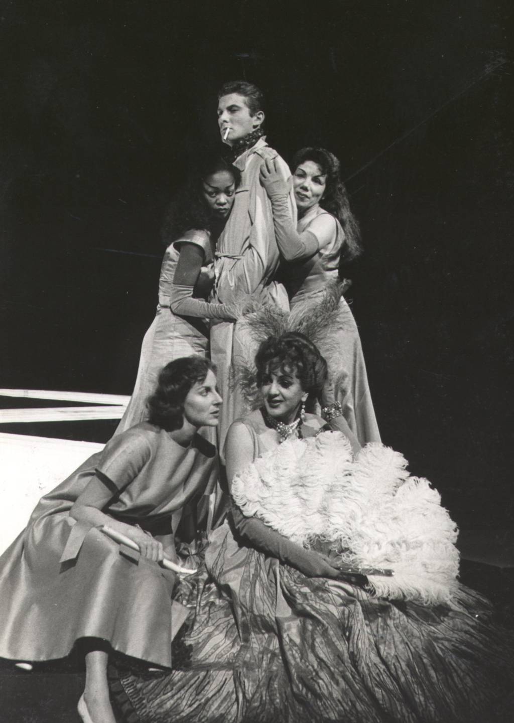 ruth de souza no palco Ruth de Souza, Carlos Zara, Nieta Junqueira, Nydia Licia e Wanda Kosmo na peça Vestido de Noiva.
