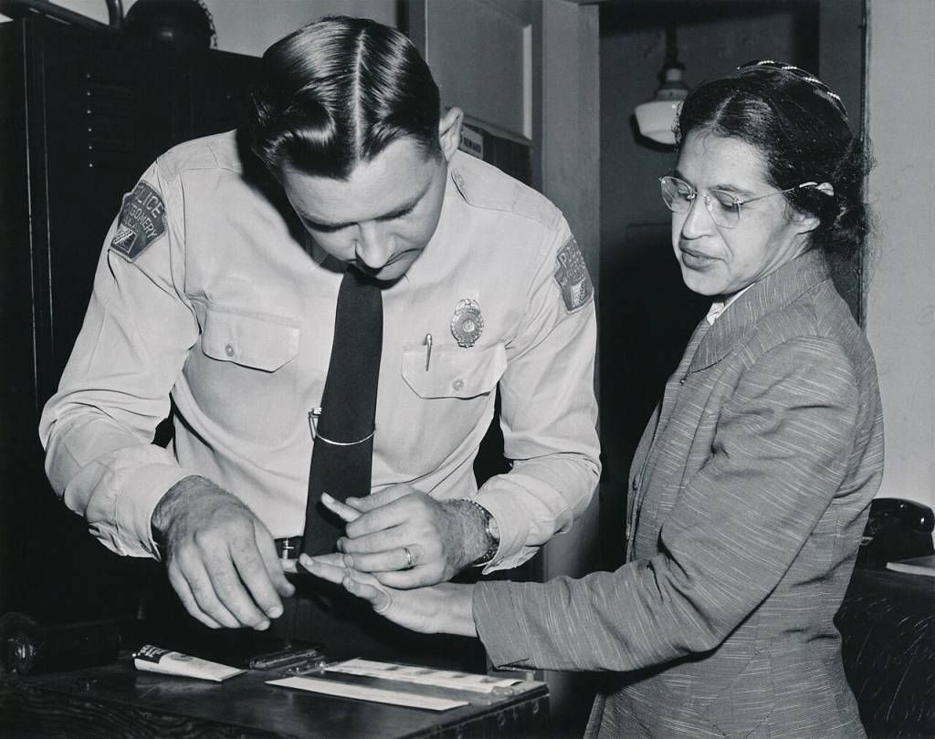 Rosa-Parks Rosa Parks carimba polagares em delagia nos EUA, com o auxílio de policial