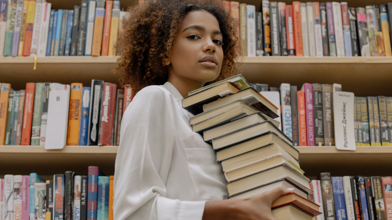 estudante com livros