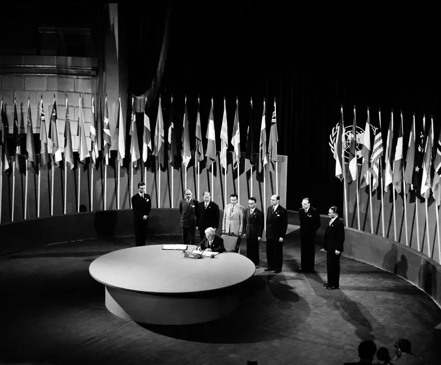 Representantes de países assinam carta das Nações Unidas, em cerimônia da ONU em 1945