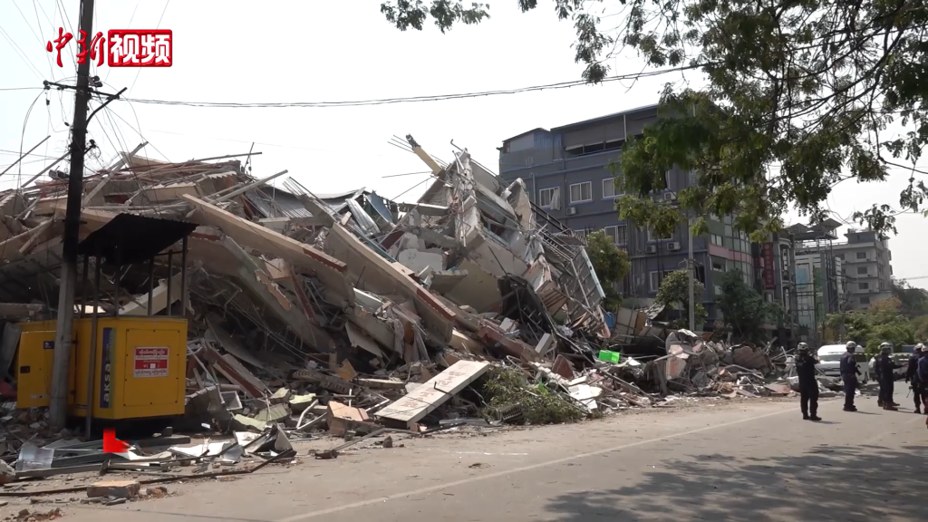 2025_Myanmar_earthquake_damage_in_Mandalay_(1) Captura de tela de um vídeo do China News Service que mostra as consequências do terremoto em Mianmar de março de 2025