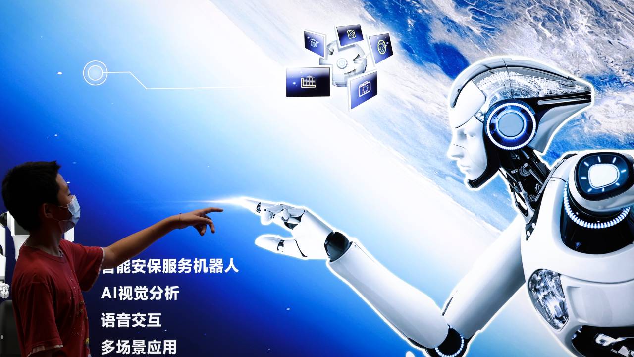5 Menino aponta para um pôster de Inteligência Artificial durante a Conferência Mundial de Robótica em Beijing, China, em 2018.