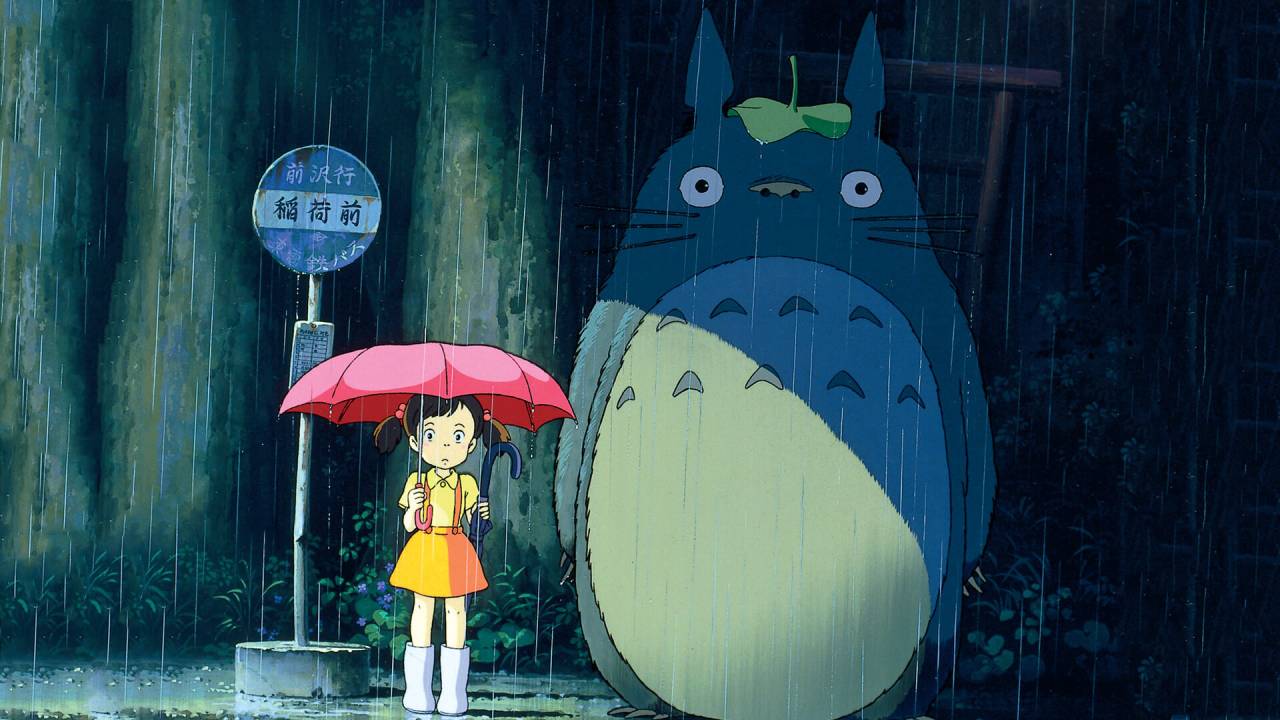 Cena do filme "Meu Amigo Totoro", de 1988, com personagens tomando chuva em ponto de ônibus