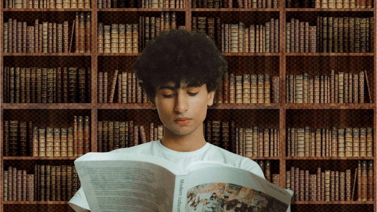 jovem lendo na biblioteca