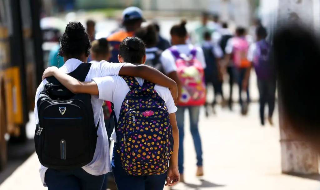 meninas abraçando escola meninas abraçando escola