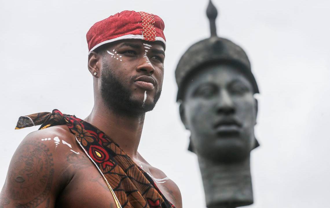 Ativistas, grupos culturais e religiosos comemorando o Dia da Consciência Negra com atividades em frente à estátua de Zumbi dos Palmares, no centro do Rio de Janeiro.