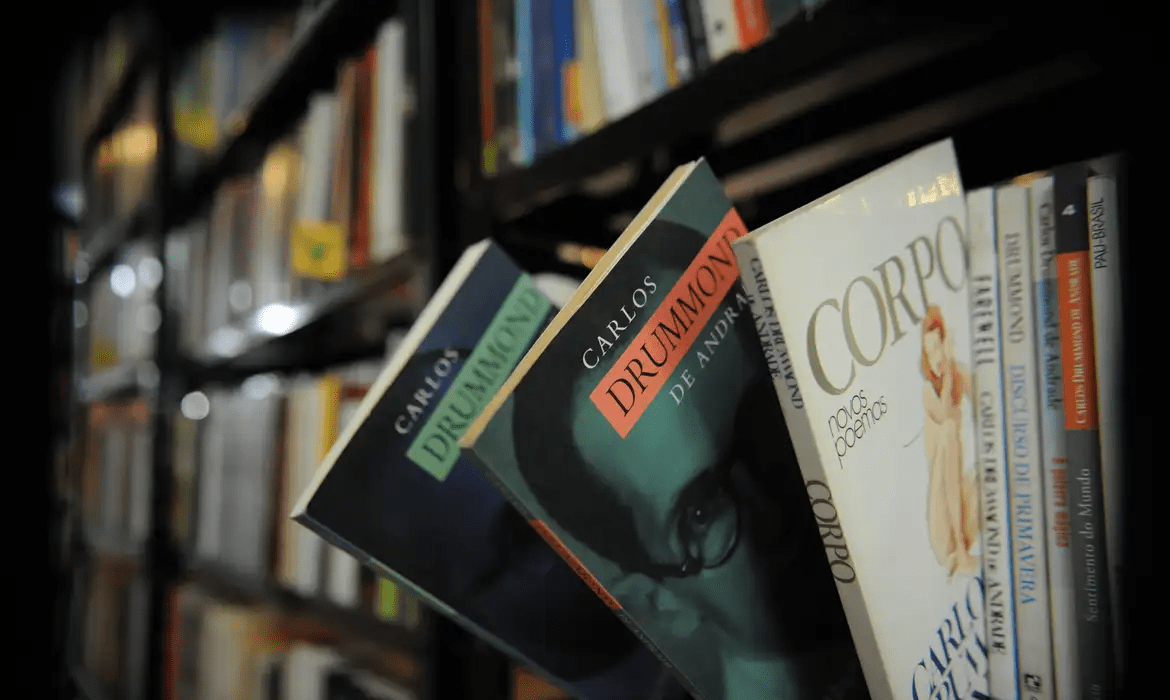 Livros de Drummond em destaque em estante de livraria