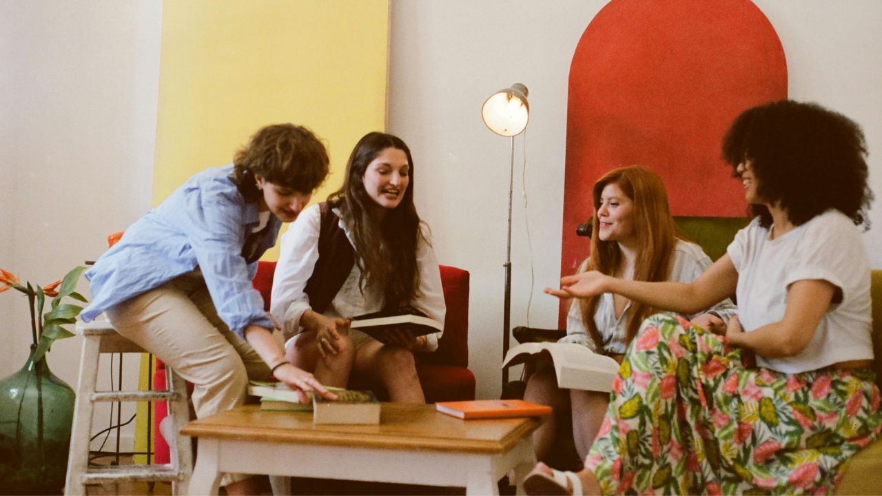 pessoas conversando