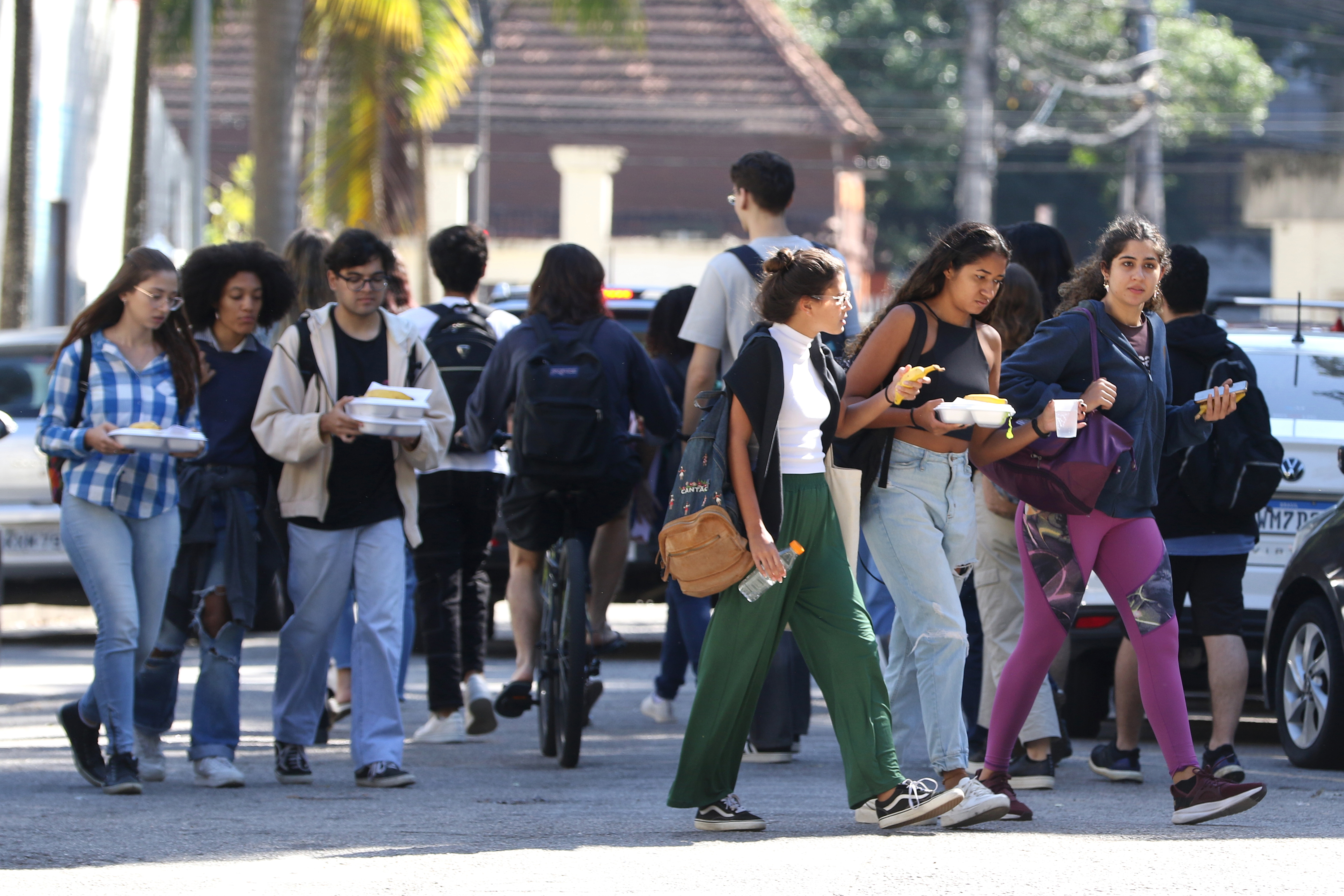 universitarios-estudantes-universidade-ufrj