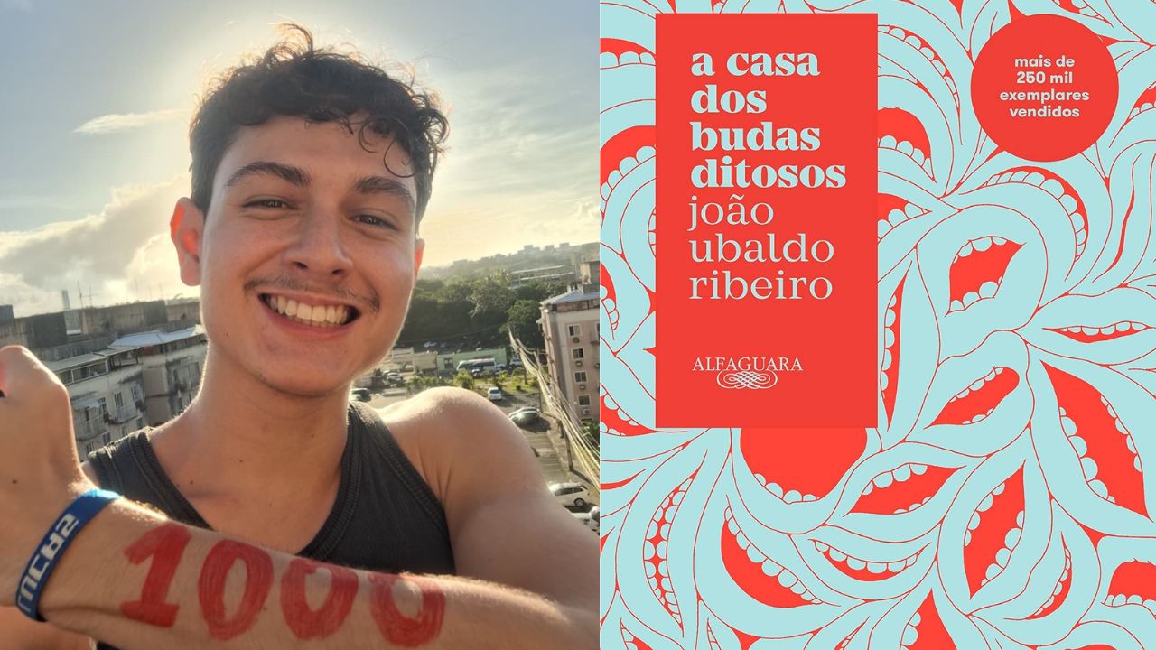 Estudante Lucas Rodrigues ao lado da capa do livro "A Casa dos Budas Ditosos".
